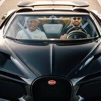 Recibió su Bugatti Mistral de cinco millones y su barco pesquero de 15 metros el mismo día. Y los puso a competir gracias a la policía